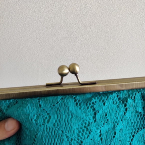 VINTAGE|| Turquoise LACE clutch purse with contrast orange interior - Picture 8 of 9